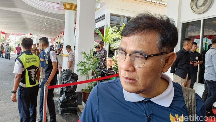 Kepala Badan Percepatan Pengentasan Kemiskinan, Budiman Sudjatmiko, di Concordia Lounge, Terminal A Bandara Internasional Adisucipto Jogja, Minggu (27/10/2024).