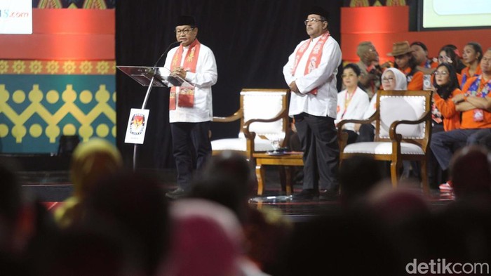 Debat kedua Pilgub Jakarta dimulai. Ketiga Pasangan Calon Gubernur dan Wakil Gubernur Jakarta menyampaikan visi misi.