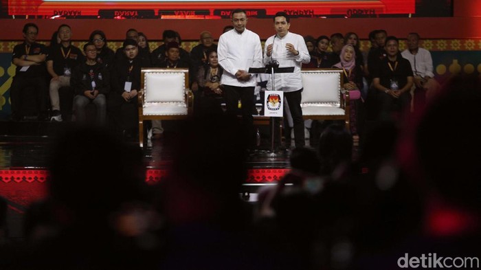 Debat kedua Pilgub Jakarta dimulai. Ketiga Pasangan Calon Gubernur dan Wakil Gubernur Jakarta menyampaikan visi misi.