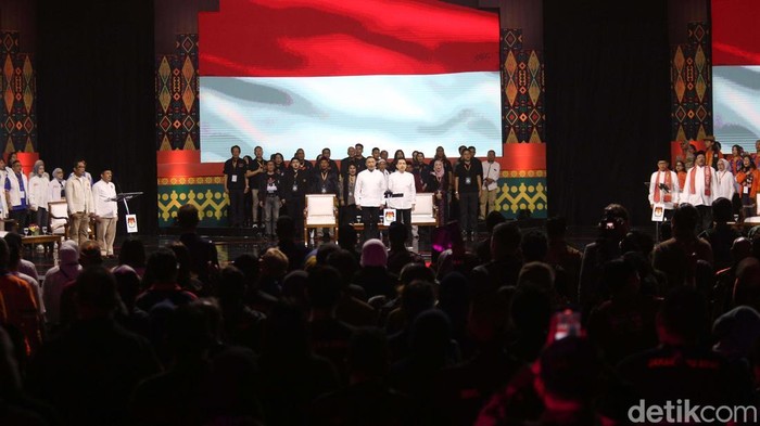 Debat kedua Pilgub Jakarta dimulai. Ketiga Pasangan Calon Gubernur dan Wakil Gubernur Jakarta menyampaikan visi misi.