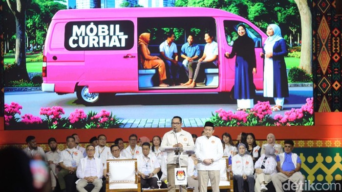 Debat kedua Pilgub Jakarta dimulai. Ketiga Pasangan Calon Gubernur dan Wakil Gubernur Jakarta menyampaikan visi misi.