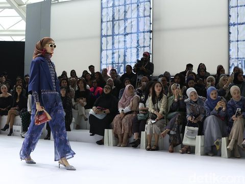 Koleksi Aleza berjudul Sphere di Jakarta Fashion Week 2025 (27/10/2024).