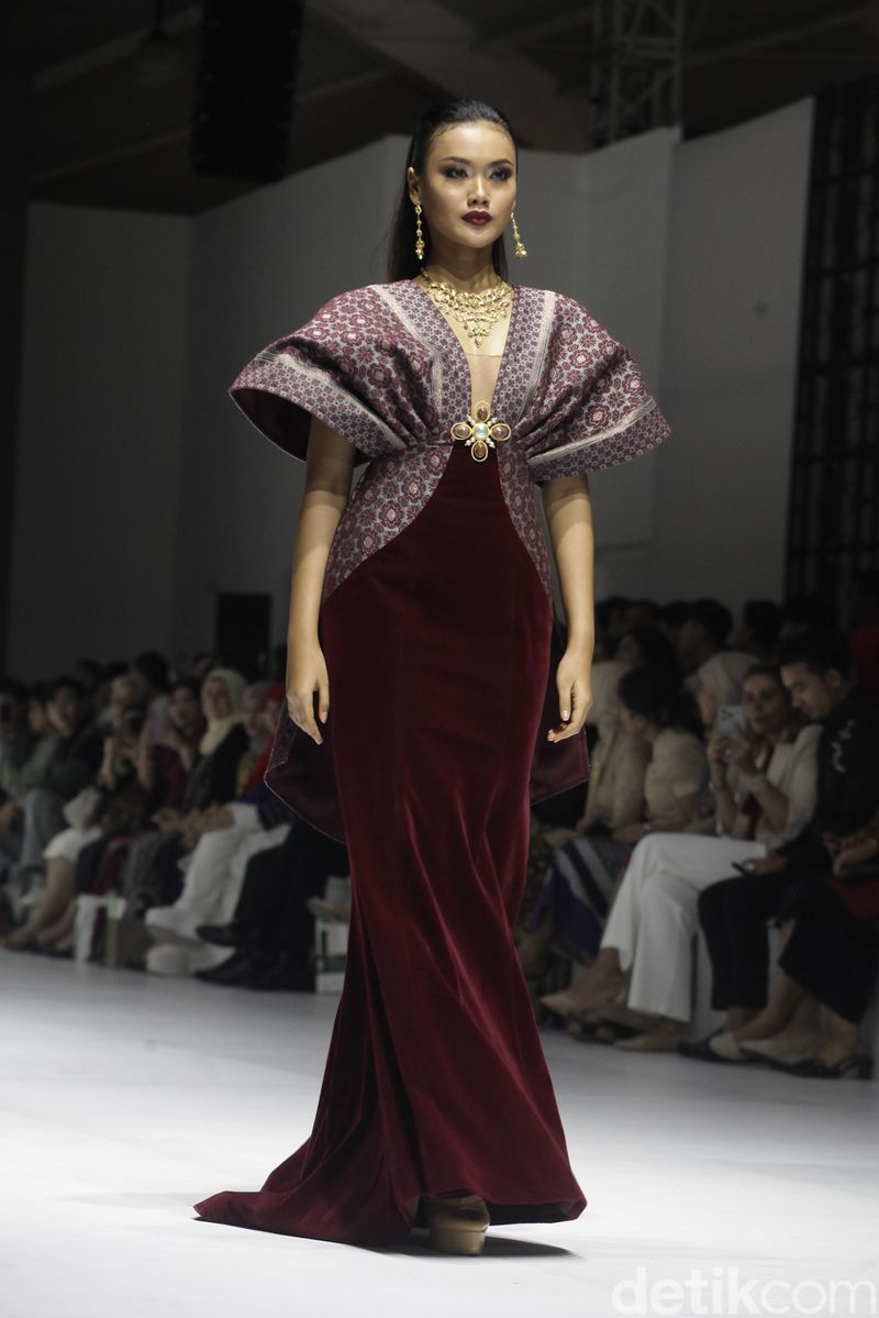 Model memperagakan koleksi busana 'Pupuk Indonesia Menenun Benang Emas Sriwidjaja' rancangan Maya Ratih dalam Jakarta Fashion Week 2025 di Jakarta, Jumat (25/10/2024). Maya Ratih mengemas tenun songket dengan keahliannya membuat evening wear. Ia memadukan kain tersebut dengan material seperti jacquard, velvet, taffeta dan linen yang diolahnya untuk menyempurnakan gaunnya yang bersiluet struktural.