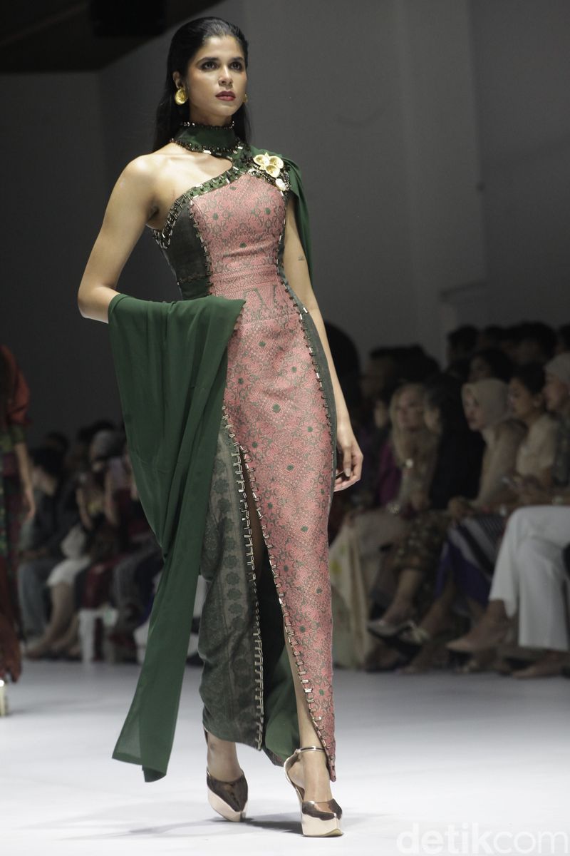 Model memperagakan koleksi busana 'Pupuk Indonesia Menenun Benang Emas Sriwidjaja' rancangan Maya Ratih dalam Jakarta Fashion Week 2025 di Jakarta, Jumat (25/10/2024). Maya Ratih mengemas tenun songket dengan keahliannya membuat evening wear. Ia memadukan kain tersebut dengan material seperti jacquard, velvet, taffeta dan linen yang diolahnya untuk menyempurnakan gaunnya yang bersiluet struktural.