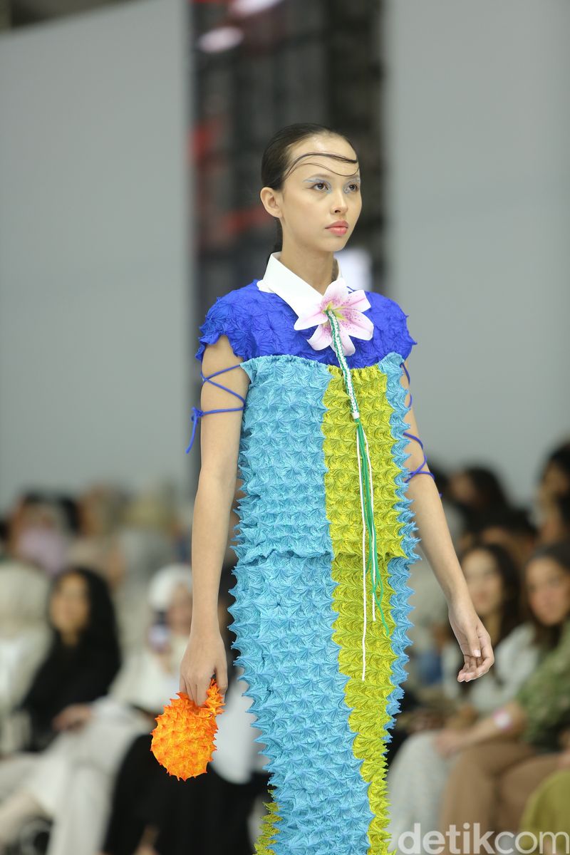 Koleksi Fuguku bernama Way of Waterdi Jakarta Fashion Week 2025 (27/10/2024).