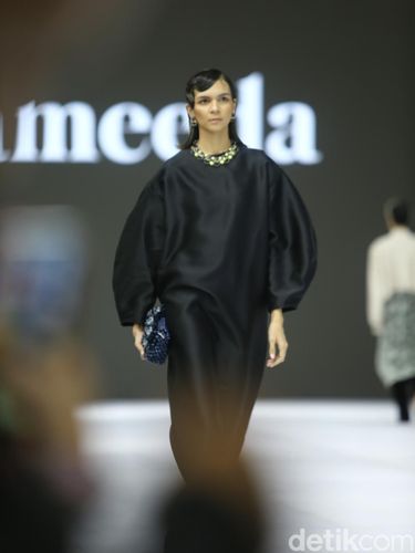 Koleksi Hameeda di Jakarta Fashion Week 2025 (27/10/2024).