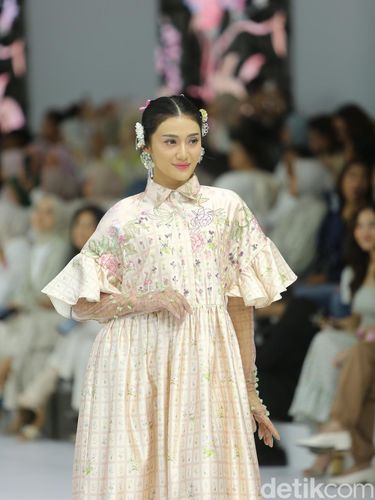 Koleksi HijabChic di Jakarta Fashion Week 2025 (27/10/2024).
