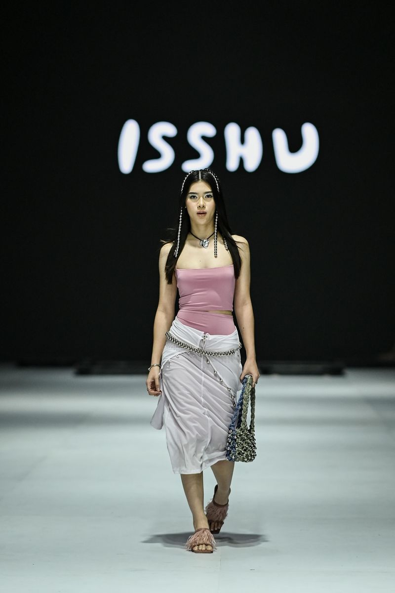Koleksi Isshu di Jakarta Fashion Week 2025