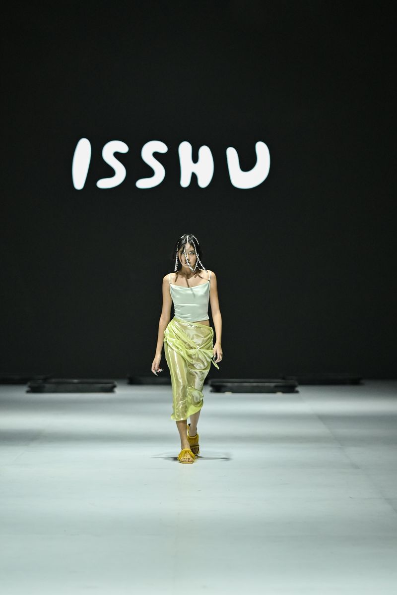 Koleksi Isshu di Jakarta Fashion Week 2025