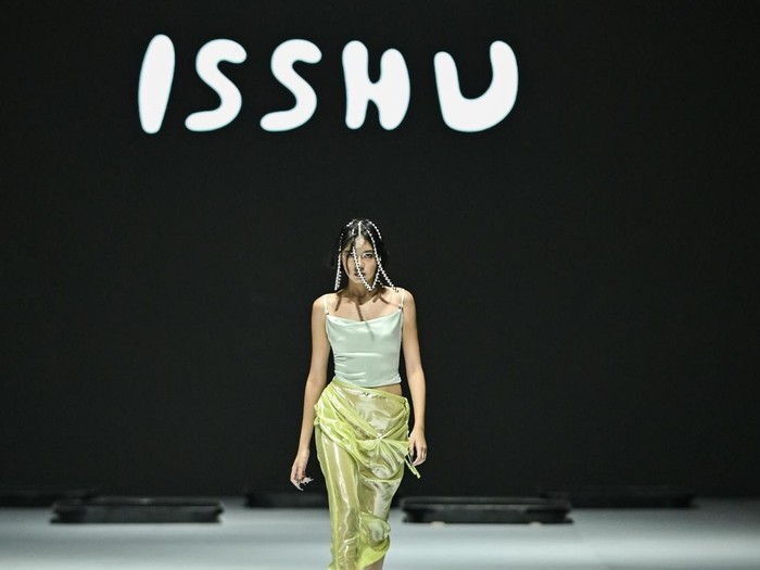 Koleksi Isshu di Jakarta Fashion Week 2025