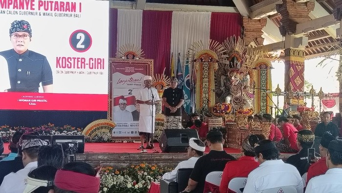 Wayan Koster-I Nyoman Giri Prasta (Koster-Giri) saat kampanye di Desa Adat Renon, Denpasar, Bali, Minggu (27/10/2024). (Ni Made Lastri Karsiani Putri/detikBali)