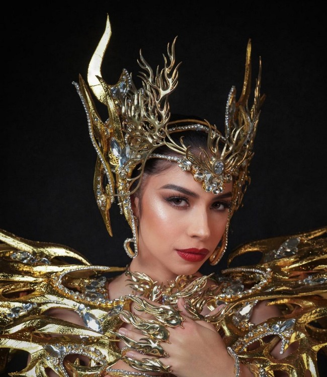 Lenny Hartono merupakan sosok di balik penciptaan kostum nasional untuk Miss Universe Indonesia 2024. Dia dikenal sebagai desainer mode dan perhiasan sekaligus pengusaha asal Bali. Foto: Instagram/@missuniverseindonesia2024