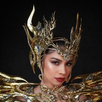 Lenny Hartono merupakan sosok di balik penciptaan kostum nasional untuk Miss Universe Indonesia 2024. Dia dikenal sebagai desainer mode dan perhiasan sekaligus pengusaha asal Bali. Foto: Instagram/@missuniverseindonesia2024