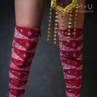 Tak hanya tenun, kostum juga memadukan kain batik. Clara mengenakan sepatu boots merah dengan motif batik tumpal warna putih. Foto: Instagram/@missuniverseindonesia2024