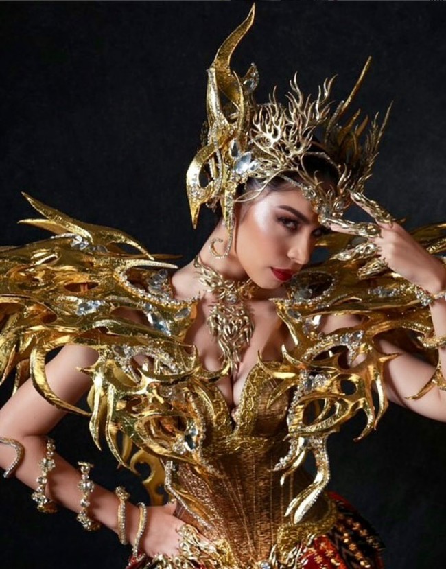 Kostum nasional didominasi warna emas dengan hiasan kristal, bordir hingga kain tenun. Foto: Instagram/@missuniverseindonesia2024