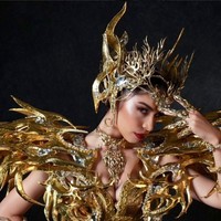 Kostum nasional didominasi warna emas dengan hiasan kristal, bordir hingga kain tenun. Foto: Instagram/@missuniverseindonesia2024