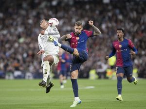 Fans Madrid dan Barca Berbaur Nobar El Clasico