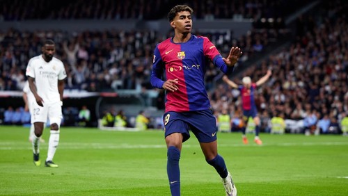 MADRID, SPAIN - OCTOBER 26: Lamine Yamal of FC Barcelona celebrates after scoring their sides third goal during the LaLiga match between Real Madrid CF and FC Barcelona at Estadio Santiago Bernabeu on October 26, 2024 in Madrid, Spain. (Photo by Alvaro Medranda/Quality Sport Images/Getty Images)