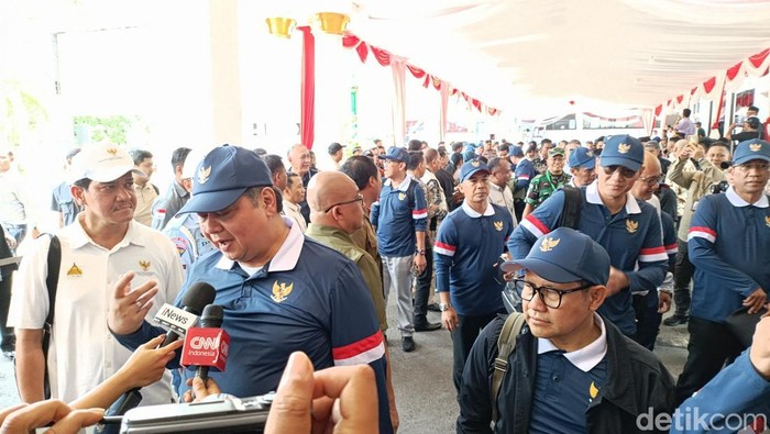Menko Bidang Perekonomian Airlangga Hartarto saat ditemui di Concordia Lounge Terminal A Bandara Internasional Adisucipto Yogyakarta, Minggu (27/10/2024).