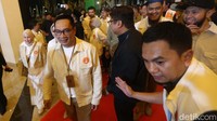 Cagub dan Cawagub Jakarta nomor urut 1 Ridwan Kamil (RK)-Suswono juga sudah tiba. Mereka datang didampingi istri. RK mengenakan kemeja krem dan Suswono mengenakan kemeja putih. Mereka juga tampak disambut para pendukungnya.
