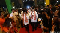Setelah itu, giliran calon Gubernur dan Wakil Gubernur nomor urut 3 Pramono Anung-Rano Karno yang tiba di arena debat. Kedatangan Pramono-Rano juga disambut yel-yel pendukungnya.