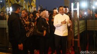 Dharma-Kun, yang mengenakan pakaian putih, tampak hadir pukul 18.00 WIB. Keduanya tampak menyapa pendukung sebelum masuk ke arena debat.