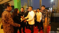 Pantauan detikcom di Beach City International Stadium, Ancol, Jakarta Utara, Minggu (27/10/2024), tampak Cagub-Cawagub nomor urut 2, Dharma Pongrekun-Kun Wardana, tiba disambut para pendukungnya.