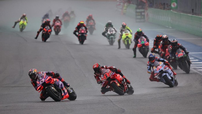 MotoGP - Thailand Grand Prix - Chang International Circuit, Buriram, Thailand - October 27, 2024 Ducati Lenovo Teams Francesco Bagnaia, Ducati Lenovo Teams Enea Bastianini, Pertamina Enduro VR46 Racing Teams Marco Bezzecchi and riders in action during the MotoGP REUTERS/Athit Perawongmetha