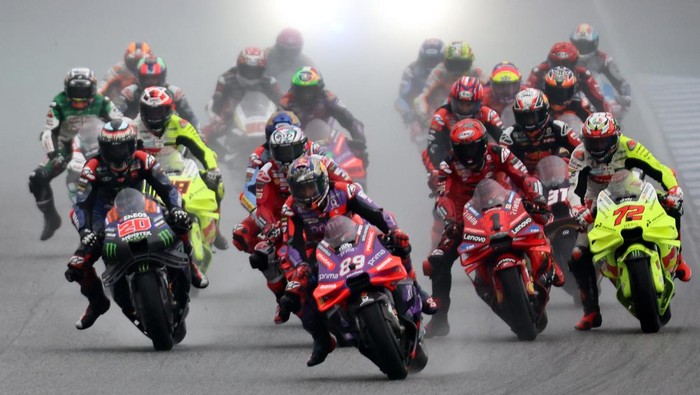 MotoGP - Thailand Grand Prix - Chang International Circuit, Buriram, Thailand - October 27, 2024 Ducati Lenovo Teams Francesco Bagnaia, Ducati Lenovo Teams Enea Bastianini, Pertamina Enduro VR46 Racing Teams Marco Bezzecchi and riders in action during the MotoGP REUTERS/Athit Perawongmetha