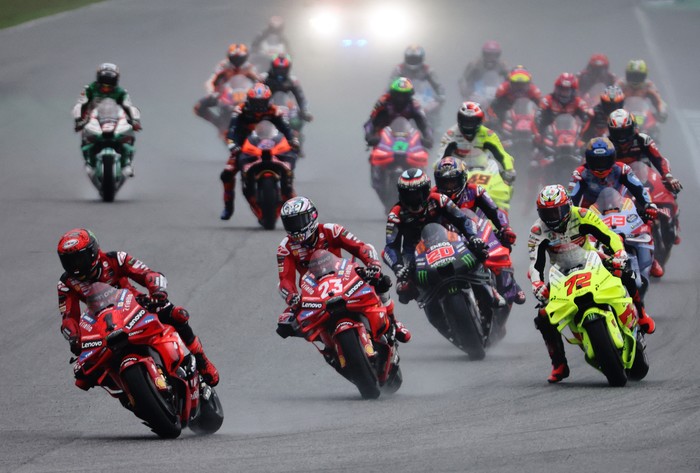 MotoGP - Thailand Grand Prix - Chang International Circuit, Buriram, Thailand - October 27, 2024 Ducati Lenovo Teams Francesco Bagnaia, Ducati Lenovo Teams Enea Bastianini, Pertamina Enduro VR46 Racing Teams Marco Bezzecchi and riders in action during the MotoGP REUTERS/Athit Perawongmetha