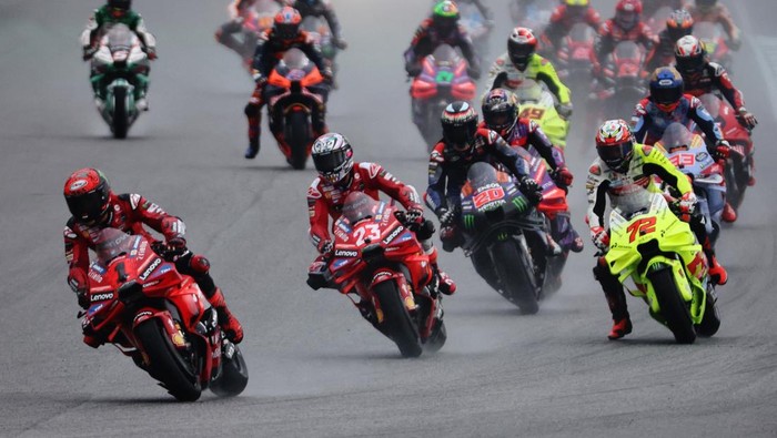 MotoGP - Thailand Grand Prix - Chang International Circuit, Buriram, Thailand - October 27, 2024 Ducati Lenovo Teams Francesco Bagnaia, Ducati Lenovo Teams Enea Bastianini, Pertamina Enduro VR46 Racing Teams Marco Bezzecchi and riders in action during the MotoGP REUTERS/Athit Perawongmetha