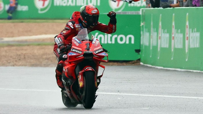 MotoGP - Thailand Grand Prix - Chang International Circuit, Buriram, Thailand - October 27, 2024 Ducati Lenovo Teams Francesco Bagnaia celebrates after crossing the line to win the MotoGP REUTERS/Athit Perawongmetha