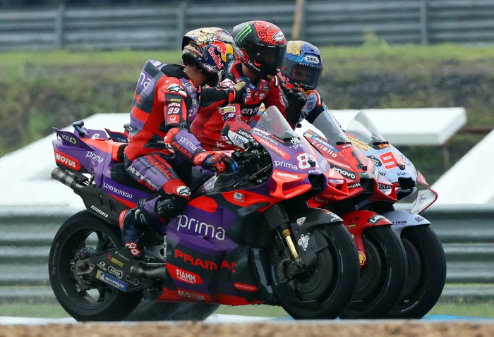 MotoGP - Thailand Grand Prix - Chang International Circuit, Buriram, Thailand - October 27, 2024 Ducati Lenovo Teams Francesco Bagnaia after winning the MotoGP along with second placed Prima Pramac Racings Jorge Martin and Gresini Racing MotoGPs Marc Marquez REUTERS/Athit Perawongmetha