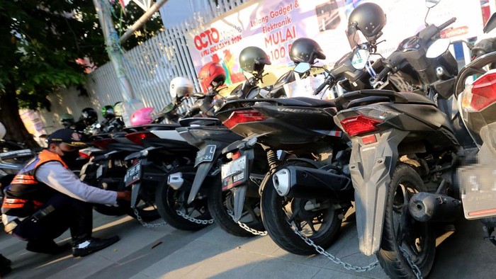 Motor parkir liar di Surabaya digembok.