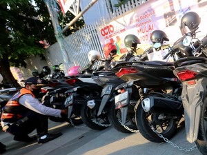 100 Motor Parkir Liar di Depan Grand City Mall Digembok-Didenda Rp 250 Ribu