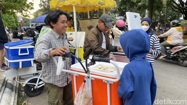 Muda-mudi hingga anak-anak tengah membeli kopi keliling yang merebak di Kota Semarang, Sabtu (26/10/2024).