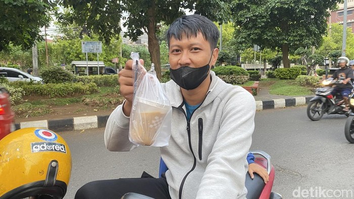 Muda-mudi hingga anak-anak tengah membeli kopi keliling yang merebak di Kota Semarang, Sabtu (26/10/2024).