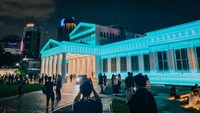 Kala di malam hari, Gedung Museum Nasional Indonesia akan disorot oleh video mapping yang penuh warna. Saat detikTravel berkunjung pada Sabtu (26/10/2024) banyak pengunjung menikmati panorama tersebut dengan duduk santai di area museum.