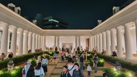 Karena kami singgah di malam Minggu, dan dibukanya kembali museum terbilang baru, maka terlihat banyak traveler memadati area museum.