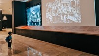Kendati ramai, tetapi pengunjung pun masih dapat menikmati area museum dengan nyaman. Salah satunya pengunjung cilik ini yang tengah fokus melihat video.