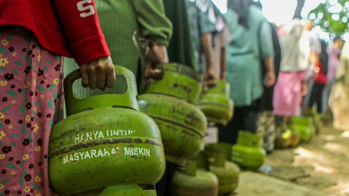 Warga antre membeli gas elpiji subsidi 3 kilogram saat operasi pasar pangan subsidi di Pasar Tani, Banda Aceh, Aceh, Minggu (27/10/24). Pemerintah Aceh bekerjasama dengan PT. Pertamina (persero) menggelar operasi pasar gas elpiji subsidi 3 kilogram dengan harga penetapan pemerintah Rp18.000 per tabung untuk memenuhi kebutuhan masyarakat kurang mampu. ANTARA FOTO/ Ampelsa/agr