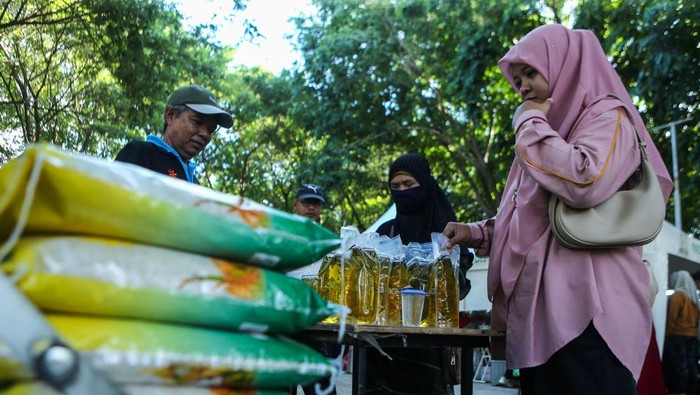 Operasi pasar gas elpiji subsidi di Aceh Warga antre membeli gas elpiji subsidi 3 kilogram saat operasi pasar pangan subsidi di Pasar Tani, Banda Aceh, Aceh, Minggu (27/10/24). Pemerintah Aceh bekerjasama dengan PT. Pertamina (persero) menggelar operasi pasar gas elpiji subsidi 3 kilogram dengan harga penetapan pemerintah Rp18.000 per tabung untuk memenuhi kebutuhan masyarakat kurang mampu. ANTARA FOTO/ Ampelsa/agr