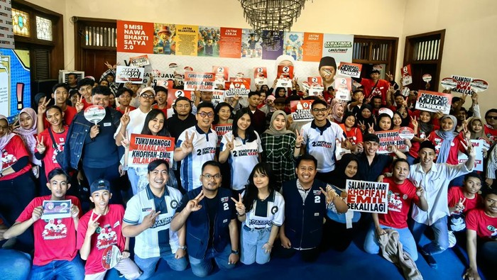 Para pemilih pemula yang mendeklarasi dukungan untuk Khofifah-Emil jelang Sumpang Pemuda.