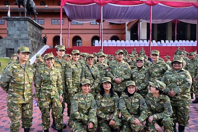 Para srikandi Kabinet Merah Putih pun memakai seragam loreng. Wamendagri Bima Arya mengatakan agenda pada Jumat pagi diawali dengan olahraga. Kemudian lanjut baris berbaris dan mendengarkan arahan Presiden Prabowo Subianto. Pagi lanjut olahraga lanjut baris berbaris terus arahan presiden, kata Bima saat dikonfirmasi. (Foto: Instagram Ni Luh)