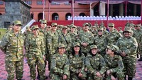 Selain Vero, momen kebersamaan ini juga diunggah oleh Wamen Pariwisata Ni Luh Puspa. Para Srikandi ini berfoto bersama saat memakai baju loreng. (Instagram Ni Luh Puspa)
