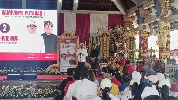 Pasangan calon nomor urut 2, I Gusti Ngurah Jaya Negara-I Kadek Agus Arya Wibawa (Jaya-Wibawa) saat berkampanye di wantilan Sewaka Prema Desa Adat Renon, Denpasar, Bali, Minggu (27/10/2024). (Foto: Ni Made Lastri Karsiani Putri/detikBali)