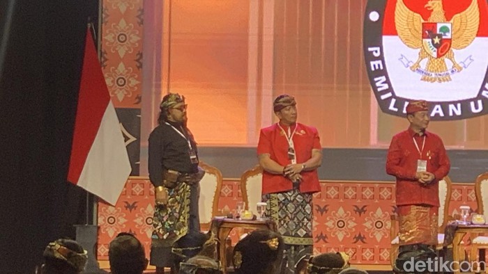 Paslon nomor urut 1, Kari Subali dan Ketut Putra Ismaya Jaya di debat perdana pilbup Karangasem, Nusa Dua, Badung, Minggu (27/10/2024). (Rizki Setyo)