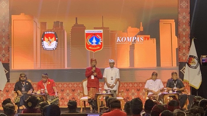 Paslon nomor urut 2, I Gede Dana-I Nengah Swadi (Dana-Swadi), saat debat perdana Pemilihan Bupati (Pilbub) Karangasem yang digelar di Nusa Dua, Badung, Minggu (27/10/2024). (Foto: Rizki Setyo/detikBali)