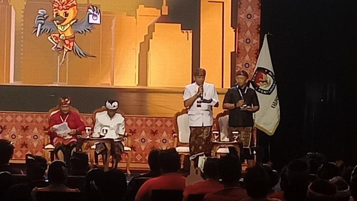 Paslon nomor urut 3 I Gusti Putu Parwata-Pandu Prapanca Lagosa (Gus Par-Pandu) saat debat perdana Pilbup Karangasem di BNDCC Nusa Dua, Kuta Selatan, Badung, Minggu (27/10/2024). (Foto: I Wayan Selamat Juniasa/detikBali)