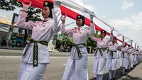 Anggota Paskibra membentangkan bendera Merah Putih sepanjang seribu meter di Karanganyar, Jawa Tengah, Minggu (27/10/2024). Kegiatan yang diikuti pelajar dan organisasi masyarakat tersebut dalam rangka peringatan Ke-96 Hari Sumpah Pemuda sekaligus upaya meningkatkan semangat cinta tanah air, persatuan dan kesatuan kepada generasi muda. ANTARA FOTO/Mohammad Ayudha 